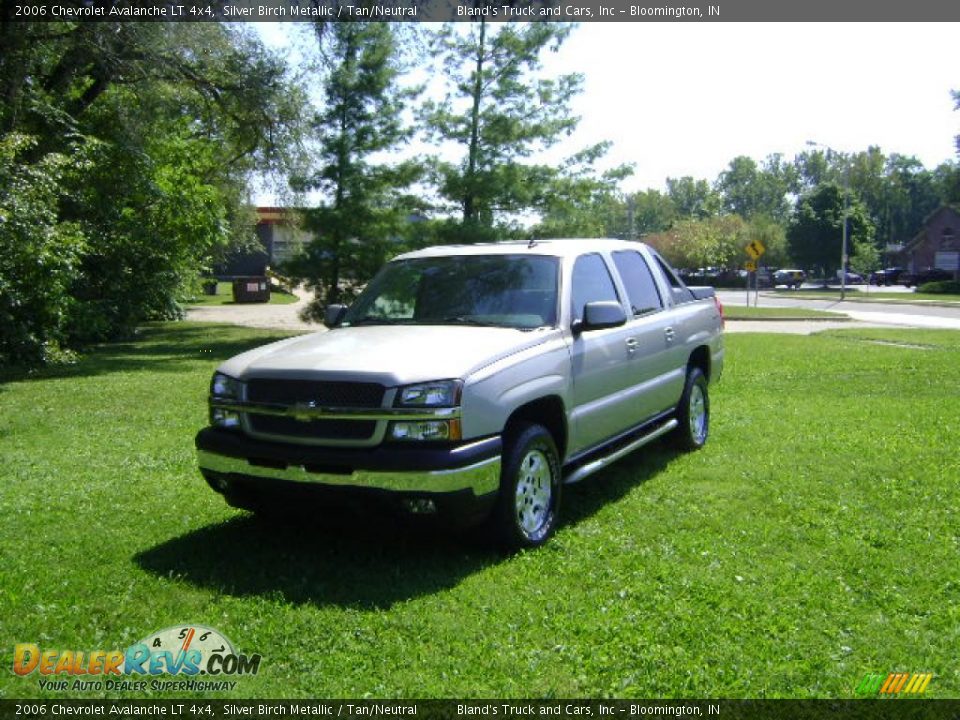 2006 Chevrolet Avalanche LT 4x4 Silver Birch Metallic / Tan/Neutral Photo #2