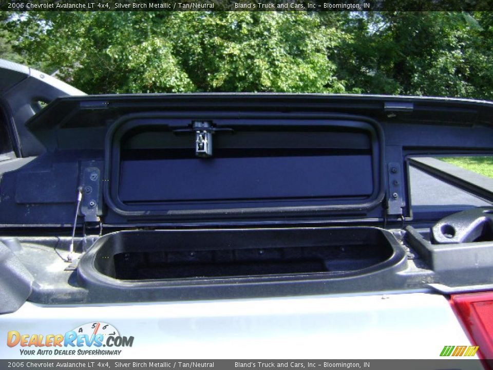 2006 Chevrolet Avalanche LT 4x4 Silver Birch Metallic / Tan/Neutral Photo #12