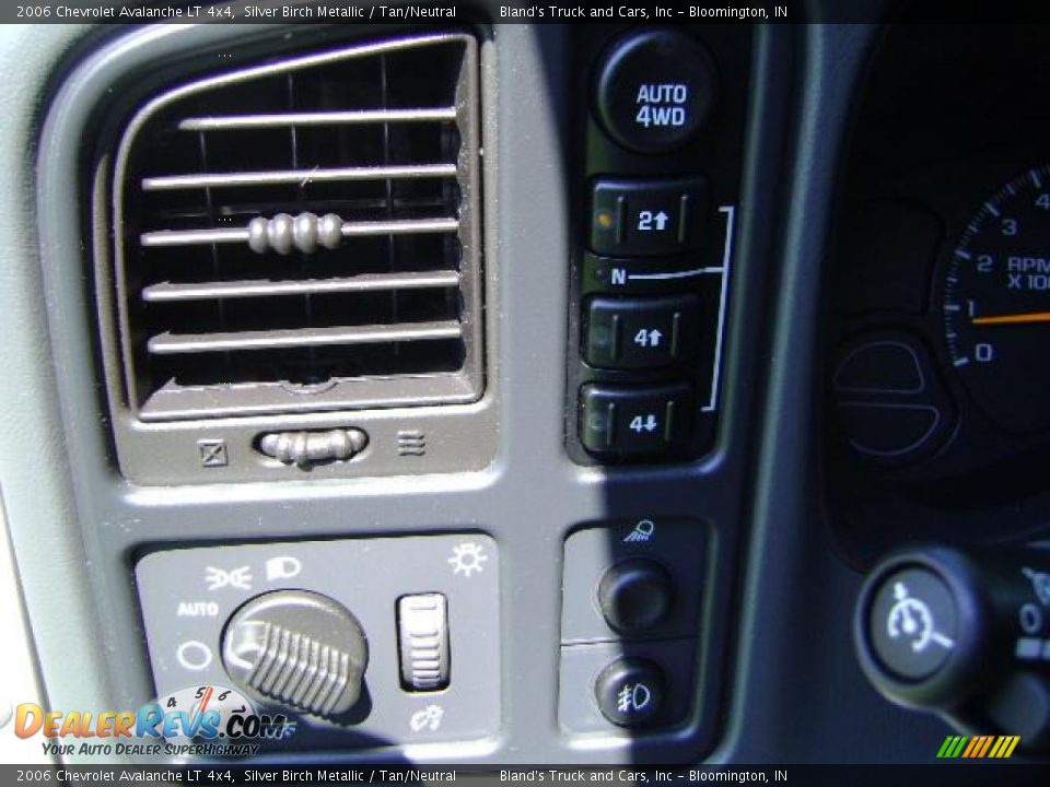 2006 Chevrolet Avalanche LT 4x4 Silver Birch Metallic / Tan/Neutral Photo #16