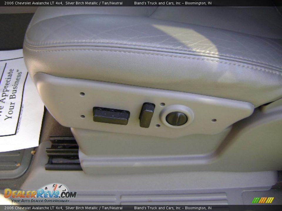 2006 Chevrolet Avalanche LT 4x4 Silver Birch Metallic / Tan/Neutral Photo #23