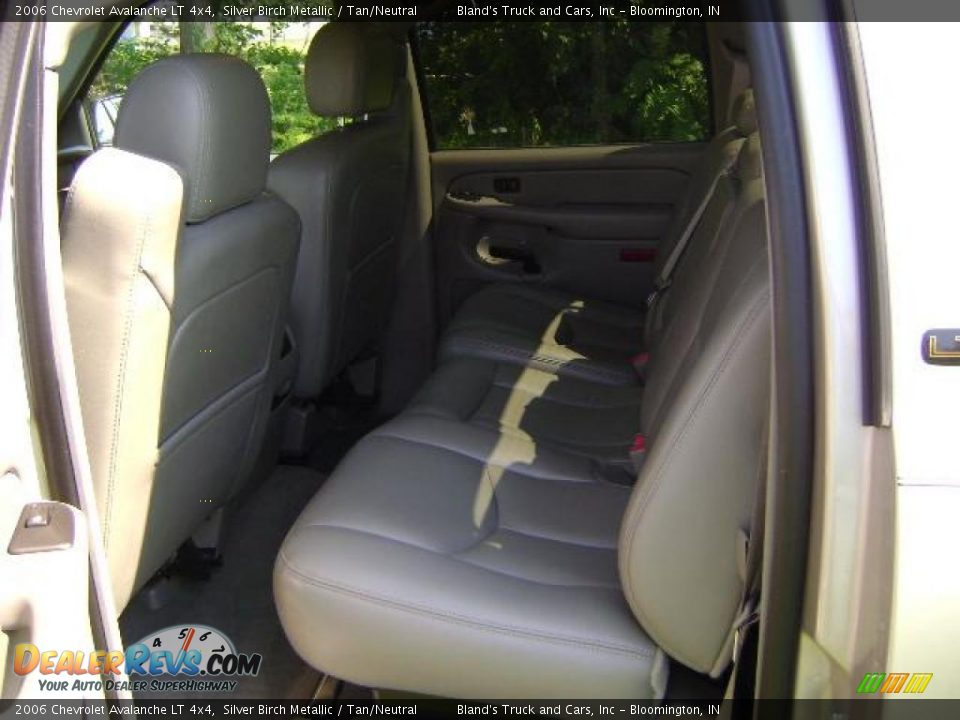 2006 Chevrolet Avalanche LT 4x4 Silver Birch Metallic / Tan/Neutral Photo #25
