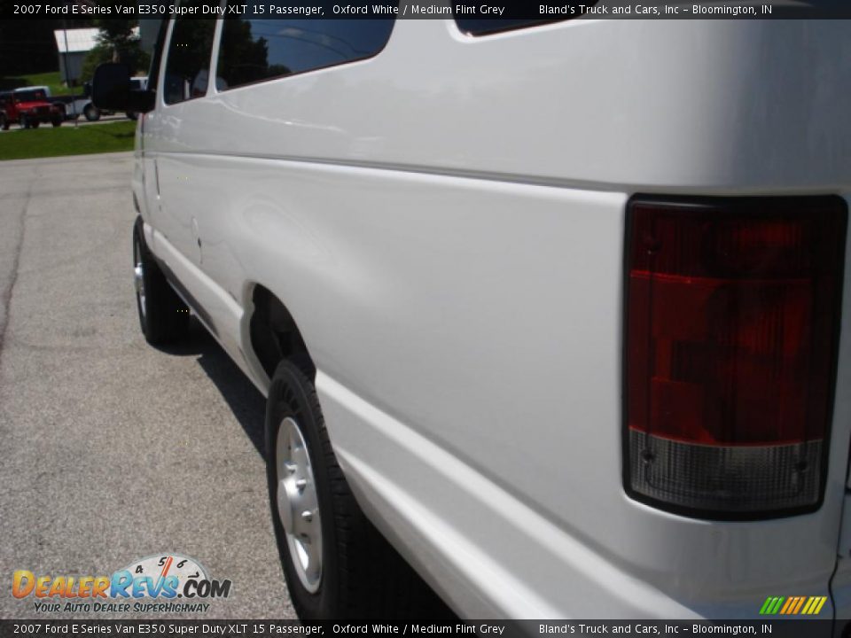 2007 Ford E Series Van E350 Super Duty XLT 15 Passenger Oxford White / Medium Flint Grey Photo #10