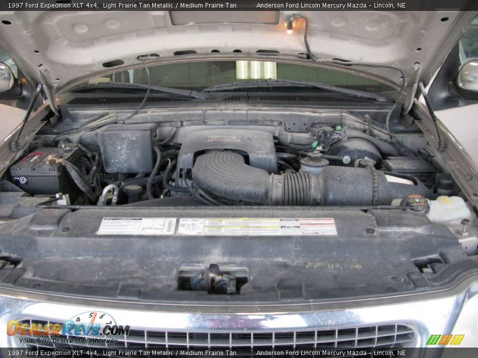 1997 Ford Expedition XLT 4x4 Light Prairie Tan Metallic / Medium Prairie Tan Photo #9