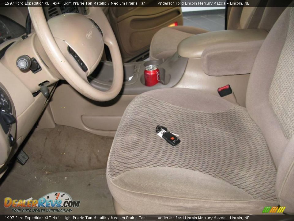1997 Ford Expedition XLT 4x4 Light Prairie Tan Metallic / Medium Prairie Tan Photo #10