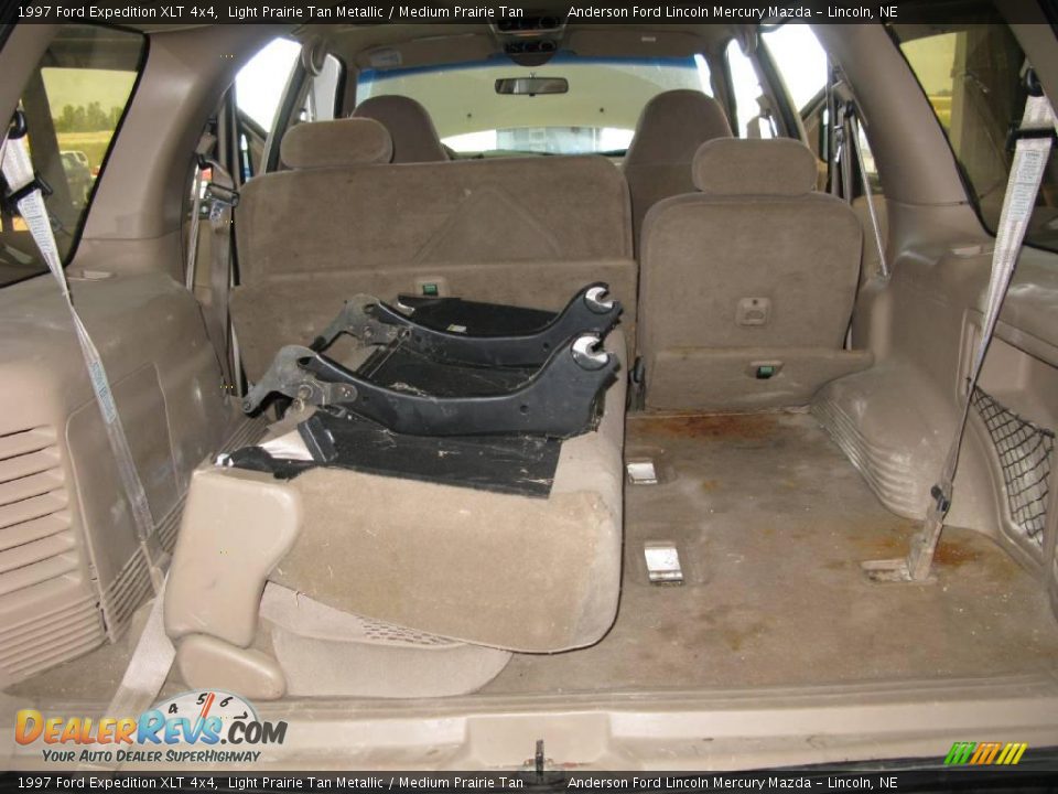 1997 Ford Expedition XLT 4x4 Light Prairie Tan Metallic / Medium Prairie Tan Photo #12
