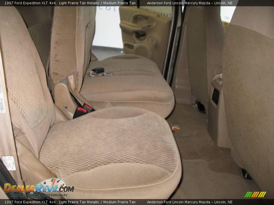 1997 Ford Expedition XLT 4x4 Light Prairie Tan Metallic / Medium Prairie Tan Photo #13