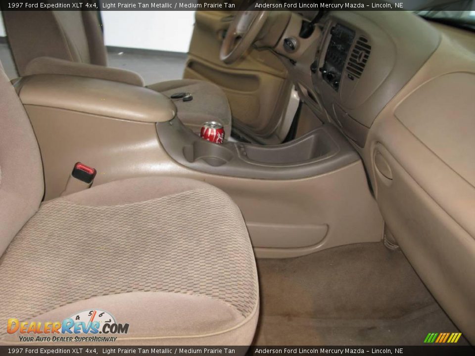 1997 Ford Expedition XLT 4x4 Light Prairie Tan Metallic / Medium Prairie Tan Photo #14