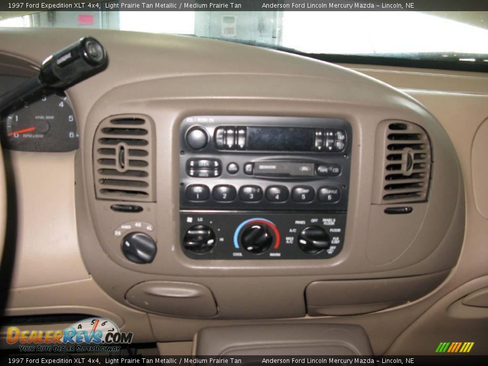 1997 Ford Expedition XLT 4x4 Light Prairie Tan Metallic / Medium Prairie Tan Photo #16