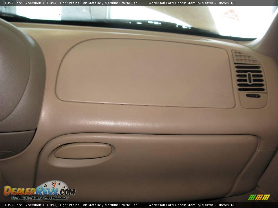 1997 Ford Expedition XLT 4x4 Light Prairie Tan Metallic / Medium Prairie Tan Photo #17
