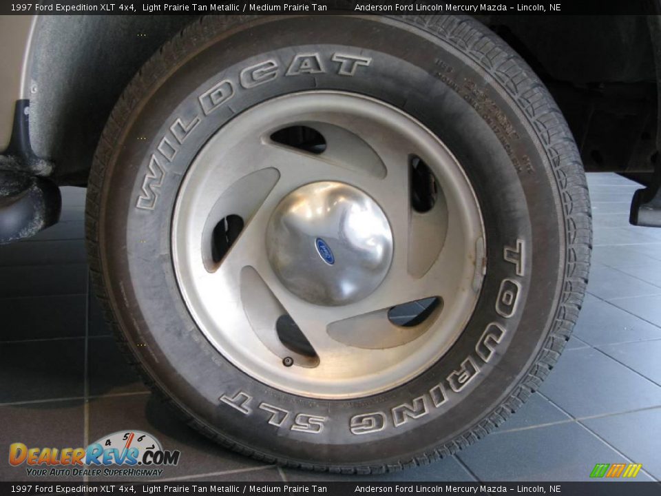 1997 Ford Expedition XLT 4x4 Light Prairie Tan Metallic / Medium Prairie Tan Photo #18