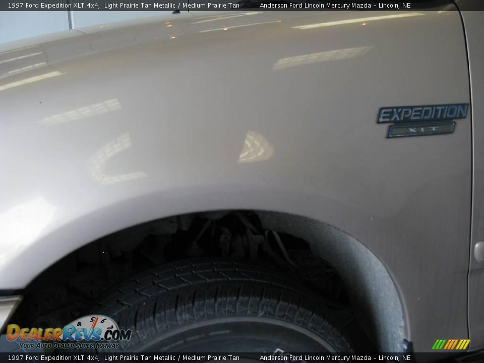 1997 Ford Expedition XLT 4x4 Light Prairie Tan Metallic / Medium Prairie Tan Photo #23