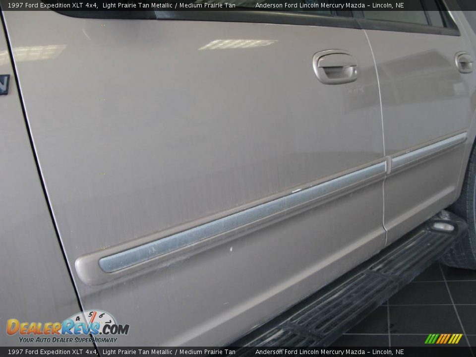 1997 Ford Expedition XLT 4x4 Light Prairie Tan Metallic / Medium Prairie Tan Photo #25