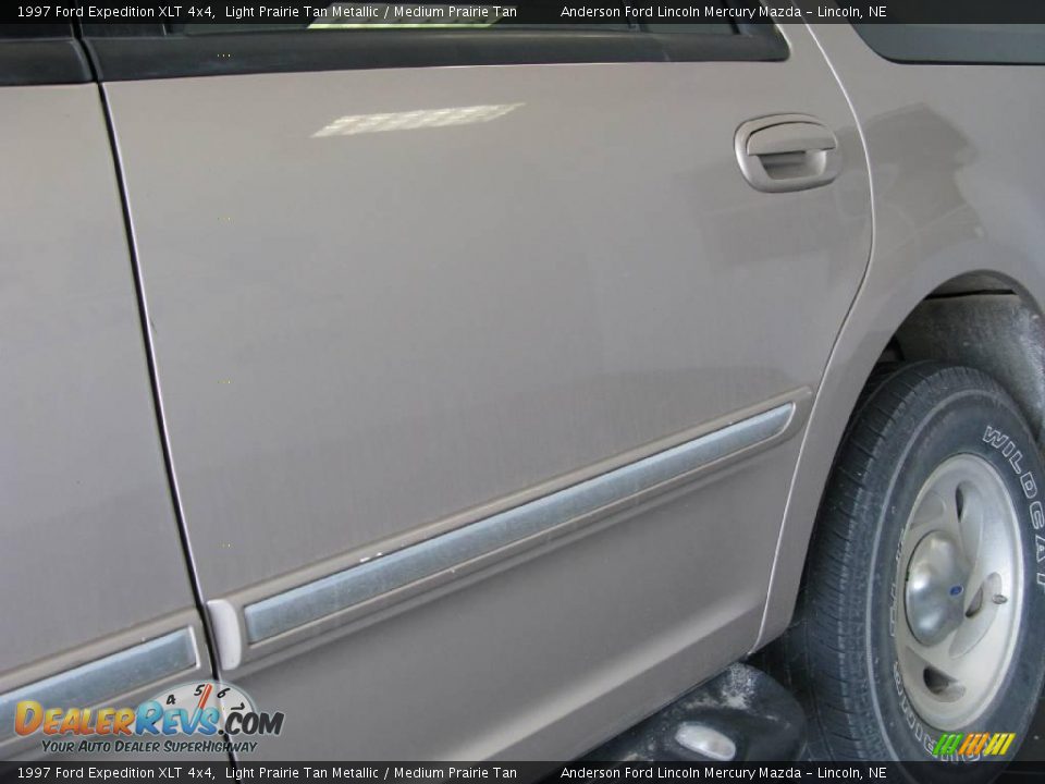 1997 Ford Expedition XLT 4x4 Light Prairie Tan Metallic / Medium Prairie Tan Photo #26