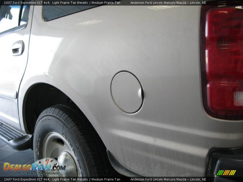 1997 Ford Expedition XLT 4x4 Light Prairie Tan Metallic / Medium Prairie Tan Photo #27