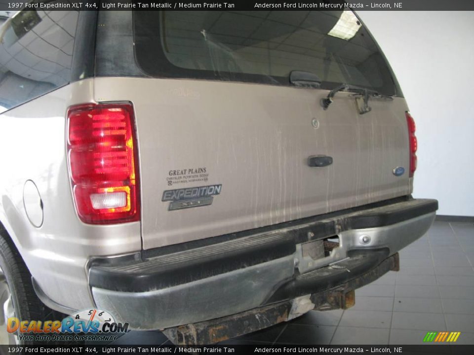 1997 Ford Expedition XLT 4x4 Light Prairie Tan Metallic / Medium Prairie Tan Photo #28