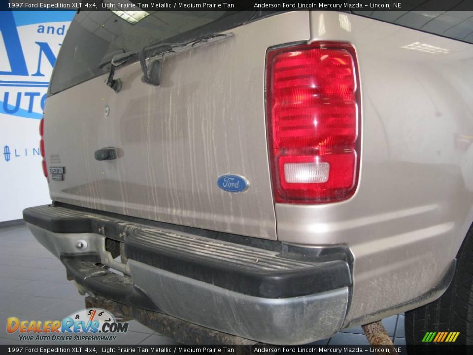 1997 Ford Expedition XLT 4x4 Light Prairie Tan Metallic / Medium Prairie Tan Photo #29