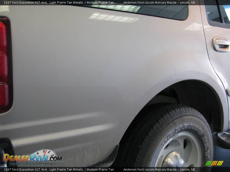 1997 Ford Expedition XLT 4x4 Light Prairie Tan Metallic / Medium Prairie Tan Photo #30