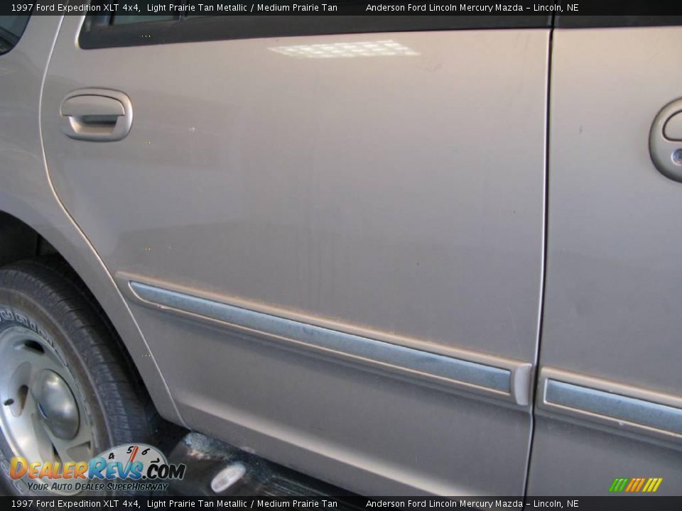 1997 Ford Expedition XLT 4x4 Light Prairie Tan Metallic / Medium Prairie Tan Photo #32