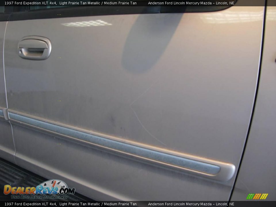 1997 Ford Expedition XLT 4x4 Light Prairie Tan Metallic / Medium Prairie Tan Photo #33