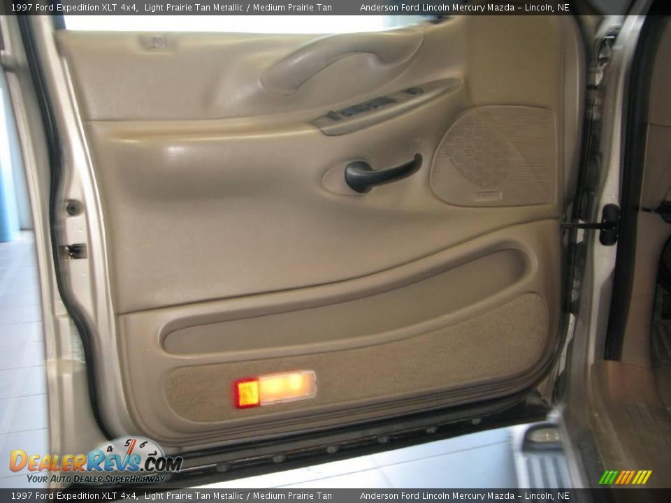 1997 Ford Expedition XLT 4x4 Light Prairie Tan Metallic / Medium Prairie Tan Photo #34