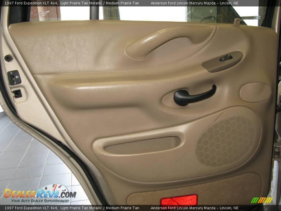 1997 Ford Expedition XLT 4x4 Light Prairie Tan Metallic / Medium Prairie Tan Photo #35