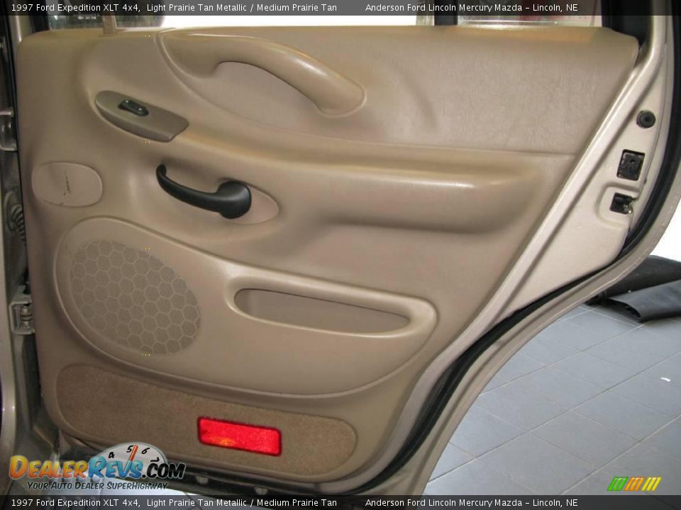 1997 Ford Expedition XLT 4x4 Light Prairie Tan Metallic / Medium Prairie Tan Photo #36