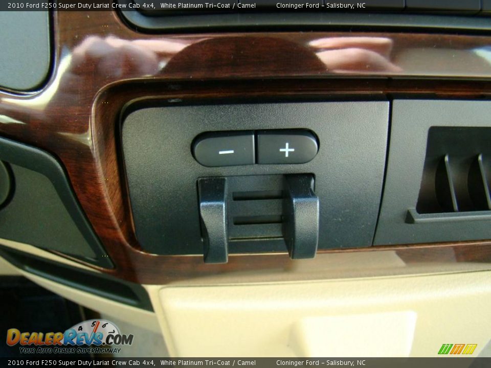 2010 Ford F250 Super Duty Lariat Crew Cab 4x4 White Platinum Tri-Coat / Camel Photo #25