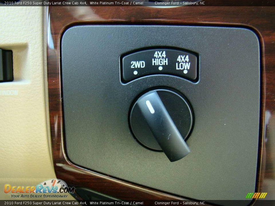 2010 Ford F250 Super Duty Lariat Crew Cab 4x4 White Platinum Tri-Coat / Camel Photo #26