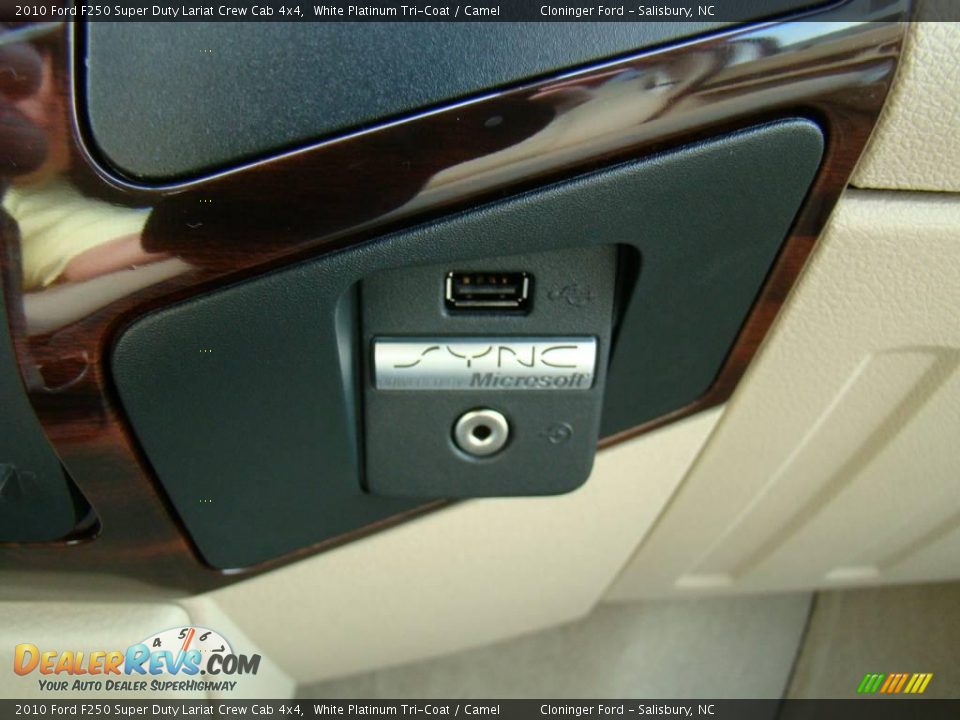 2010 Ford F250 Super Duty Lariat Crew Cab 4x4 White Platinum Tri-Coat / Camel Photo #28