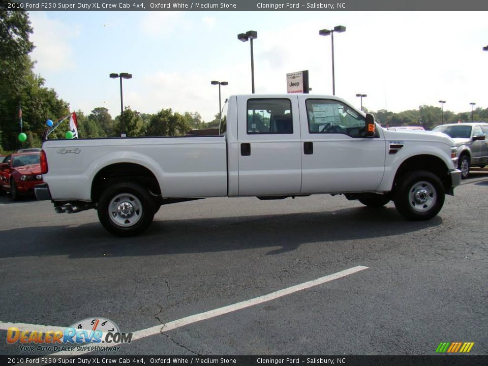 2010 Ford F250 Super Duty XL Crew Cab 4x4 Oxford White / Medium Stone Photo #2