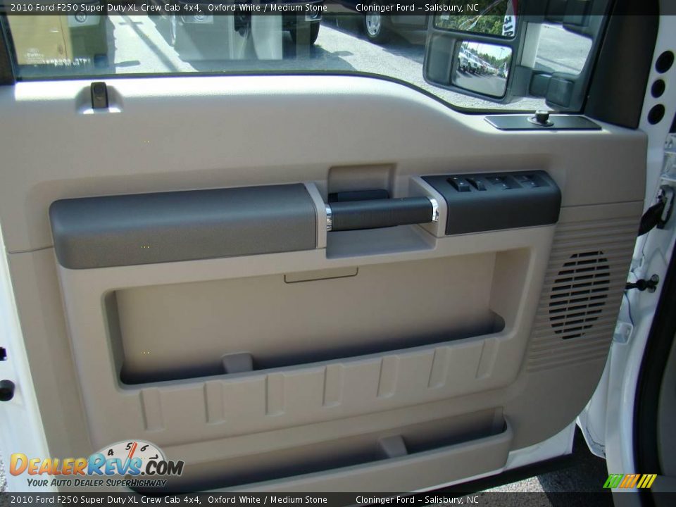 2010 Ford F250 Super Duty XL Crew Cab 4x4 Oxford White / Medium Stone Photo #17