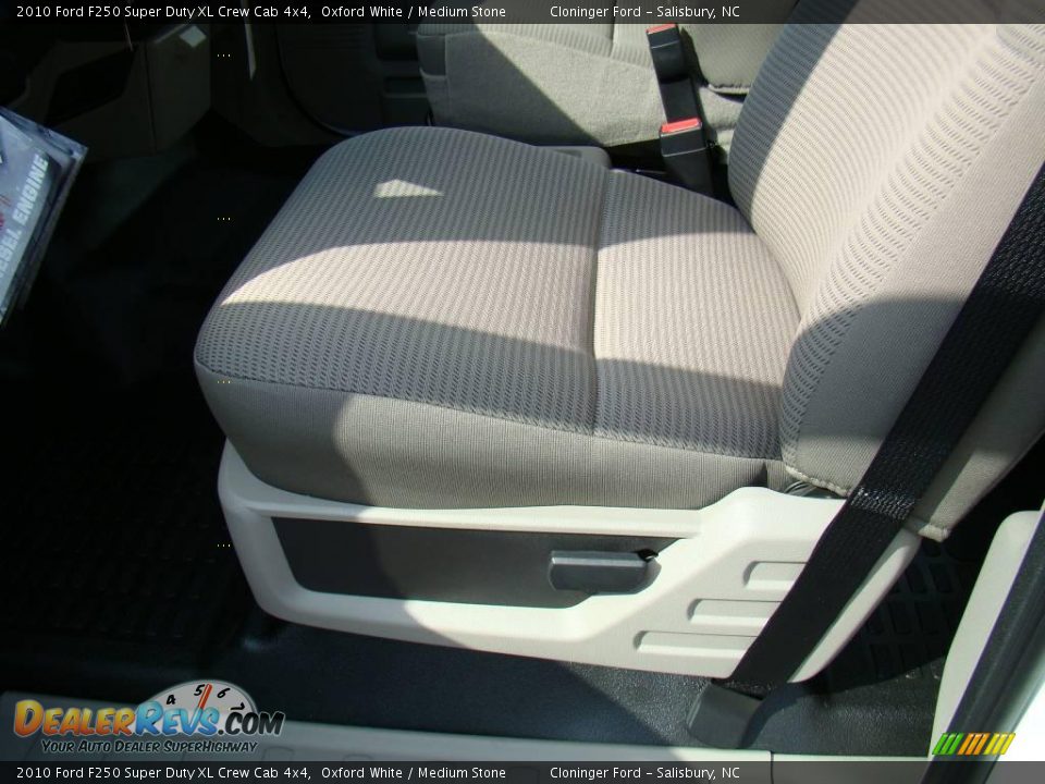 2010 Ford F250 Super Duty XL Crew Cab 4x4 Oxford White / Medium Stone Photo #18