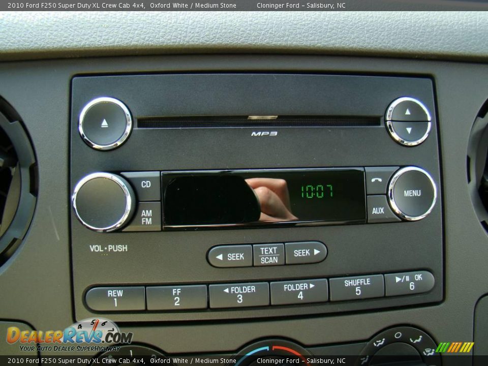 2010 Ford F250 Super Duty XL Crew Cab 4x4 Oxford White / Medium Stone Photo #21