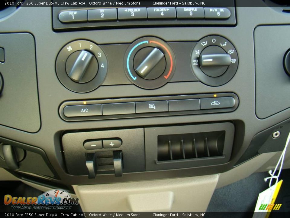 2010 Ford F250 Super Duty XL Crew Cab 4x4 Oxford White / Medium Stone Photo #22