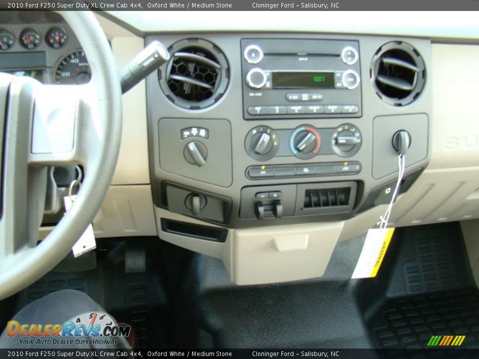 2010 Ford F250 Super Duty XL Crew Cab 4x4 Oxford White / Medium Stone Photo #24