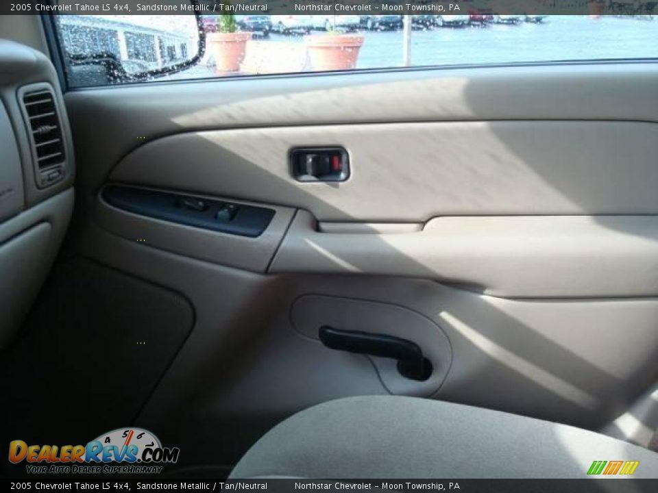 2005 Chevrolet Tahoe LS 4x4 Sandstone Metallic / Tan/Neutral Photo #17