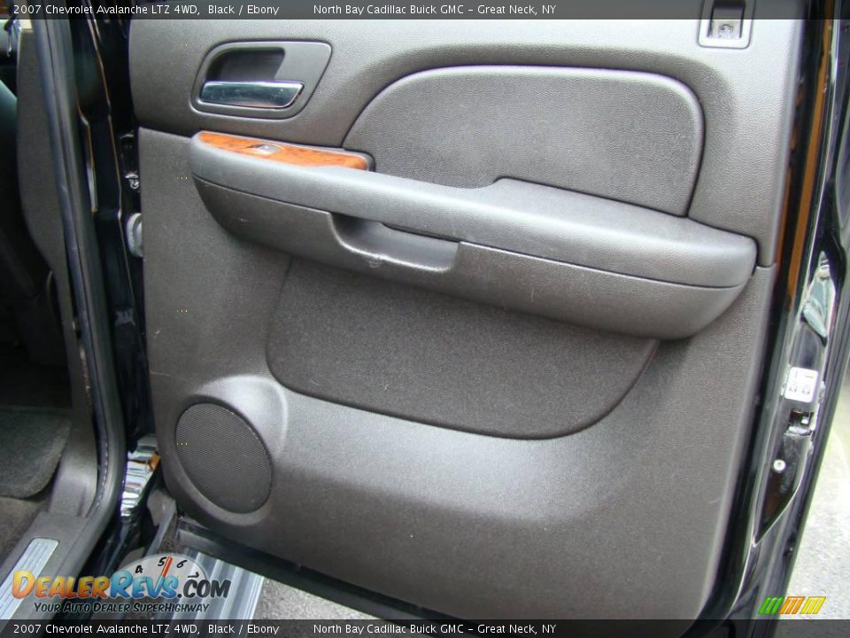 2007 Chevrolet Avalanche LTZ 4WD Black / Ebony Photo #25