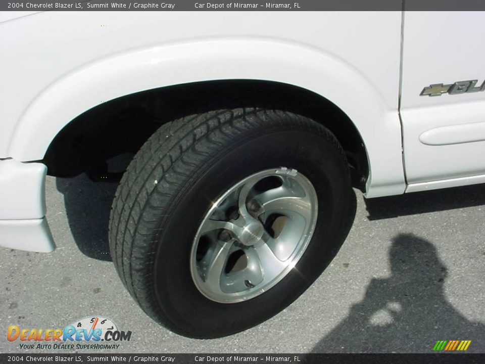 2004 Chevrolet Blazer LS Summit White / Graphite Gray Photo #17