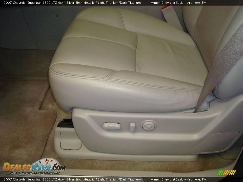 2007 Chevrolet Suburban 1500 LTZ 4x4 Silver Birch Metallic / Light Titanium/Dark Titanium Photo #10