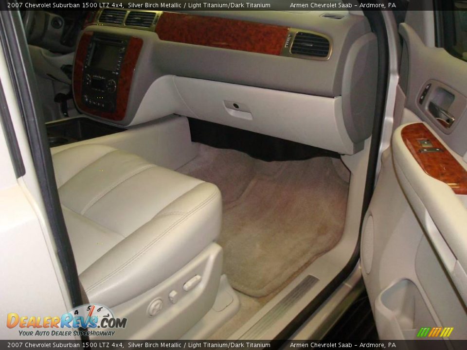 2007 Chevrolet Suburban 1500 LTZ 4x4 Silver Birch Metallic / Light Titanium/Dark Titanium Photo #12