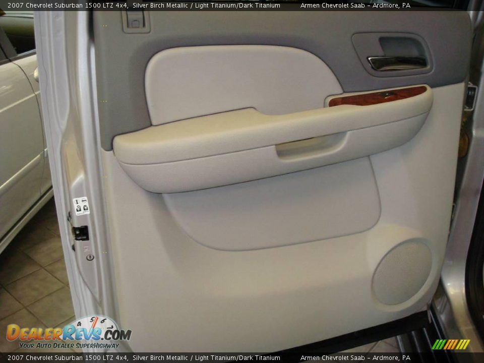 2007 Chevrolet Suburban 1500 LTZ 4x4 Silver Birch Metallic / Light Titanium/Dark Titanium Photo #17