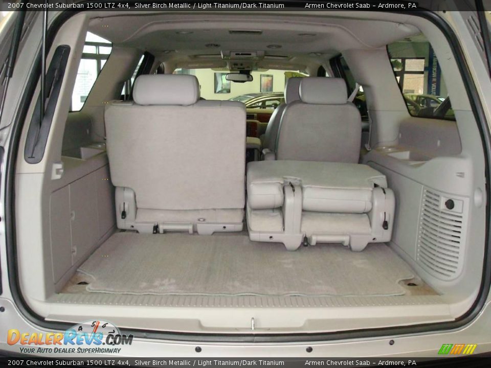 2007 Chevrolet Suburban 1500 LTZ 4x4 Silver Birch Metallic / Light Titanium/Dark Titanium Photo #18