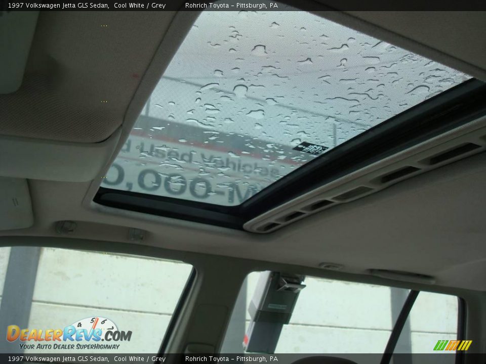 1997 Volkswagen Jetta GLS Sedan Cool White / Grey Photo #16