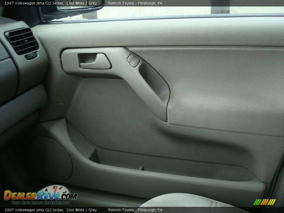 1997 Volkswagen Jetta GLS Sedan Cool White / Grey Photo #17