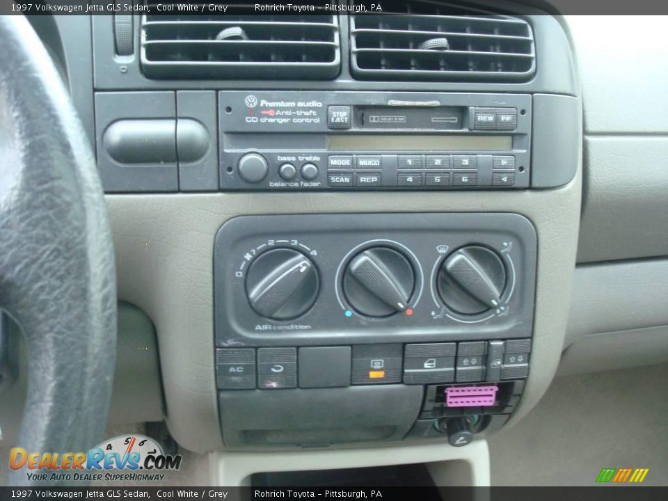 1997 Volkswagen Jetta GLS Sedan Cool White / Grey Photo #18