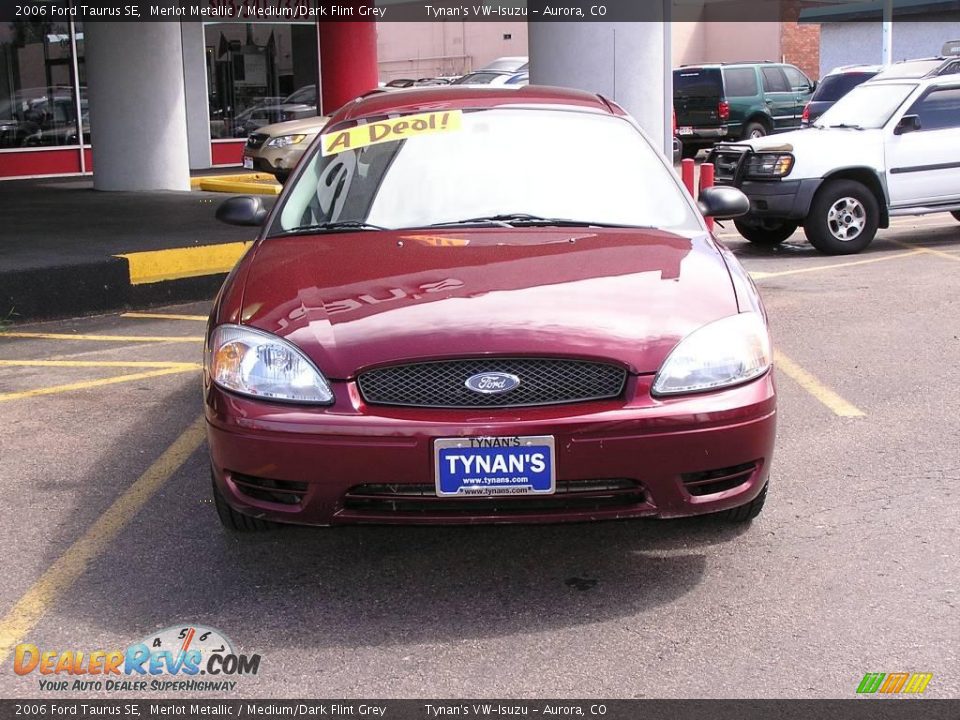 2006 Ford Taurus SE Merlot Metallic / Medium/Dark Flint Grey Photo #2