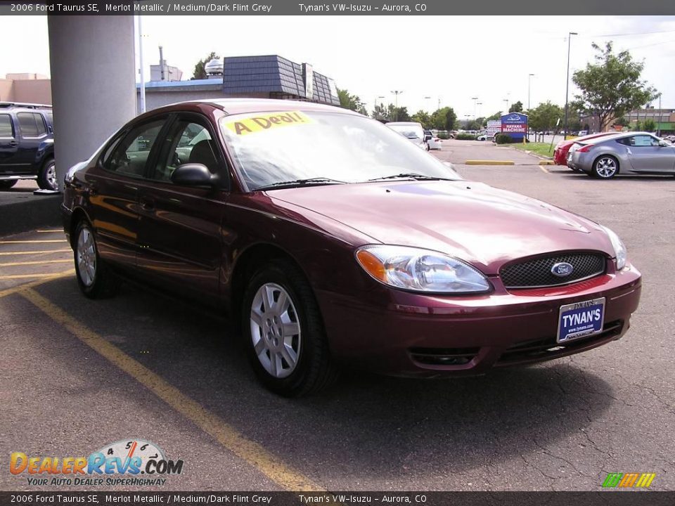 2006 Ford Taurus SE Merlot Metallic / Medium/Dark Flint Grey Photo #3