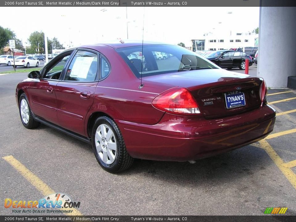 2006 Ford Taurus SE Merlot Metallic / Medium/Dark Flint Grey Photo #4