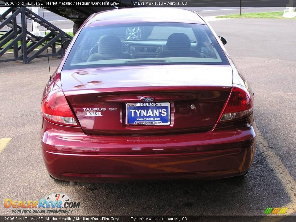 2006 Ford Taurus SE Merlot Metallic / Medium/Dark Flint Grey Photo #5