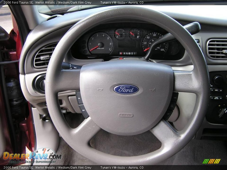2006 Ford Taurus SE Merlot Metallic / Medium/Dark Flint Grey Photo #10